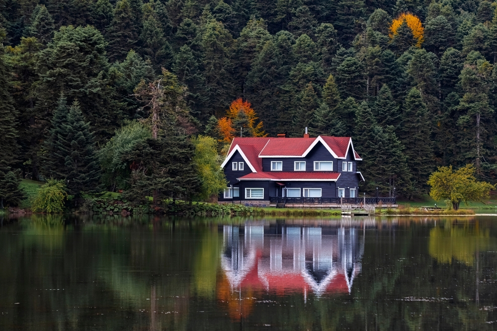 How Humidity and Moisture Affect Lake House Roofs